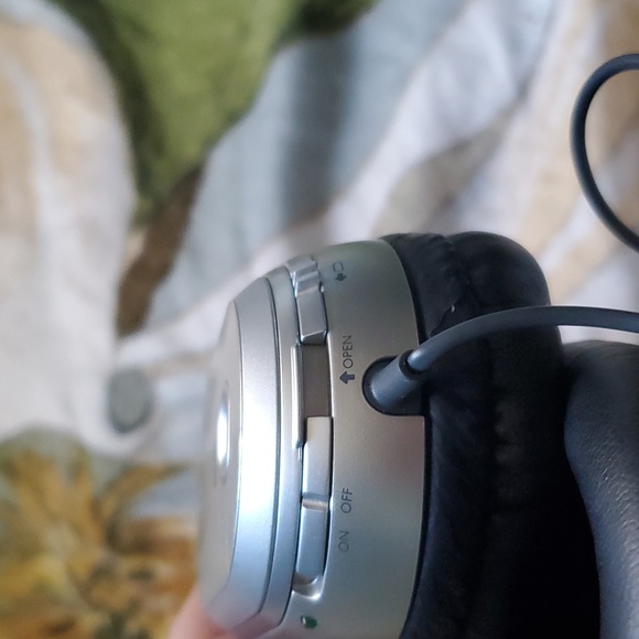 Phillips HN110 Foldable Noise Cancelling Headphones - Picture 3 of 9